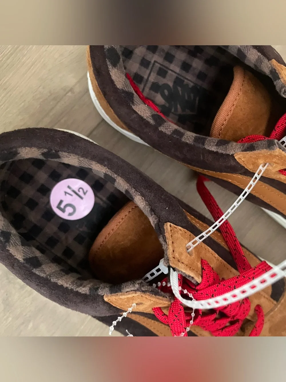 Big kid’s Brown Suede Low-Top Sneakers with Red Laces
